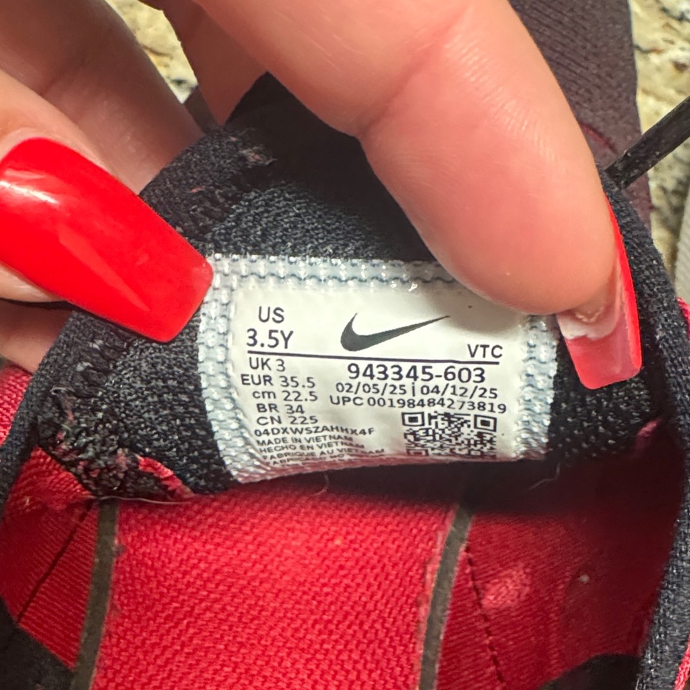 Nike Air Max 270 Black and Red Sneakers size 3.5 - Picture 3 of 3